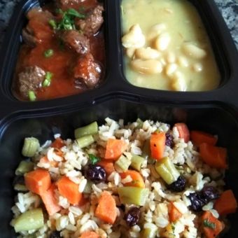 Marmitinha arroz à grega, carne ao molho de tomate, feijão branco