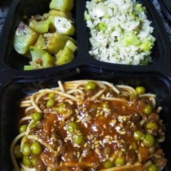 Marmitinha arroz com brócolis, chuchu refogado, macarrão à bolonhesa