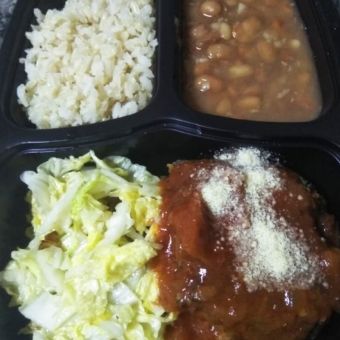 Marmitinha arroz integral, feijão, bife acebolado, cenoura com chia