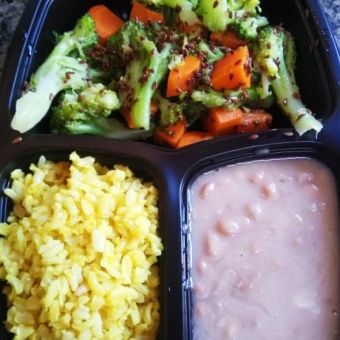 Marmitinha arroz ao curry, feijão,  cenoura e brócolis com linhaça