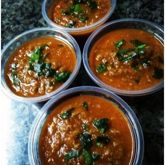 Molho artesanal de tomate com manjericão