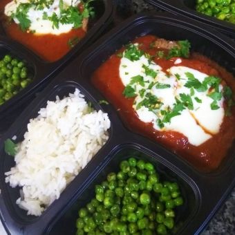 Marmitinha arroz integral, bifes à parmegiana, ervilhas ao alho