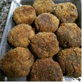 Bolinho de feijoada recheado com couve e bacon vegano