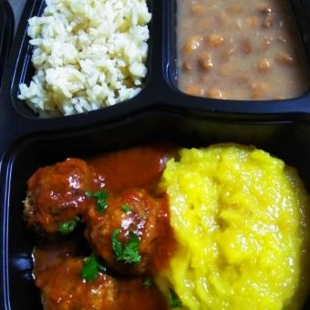 Marmitinha arroz integral, feijão, almôndegas ao sugo, purê de baroa