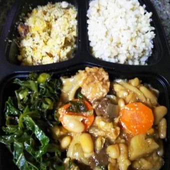 Marmitinha arroz branco, cassoulet, couve e farofa