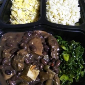 Marmitinha arroz branco, feijoada couve e farofa