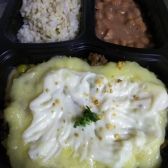 Marmitinha arroz integral, feijão, escondidinho de mandioca com carne e ervilhas