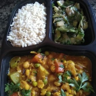 Marmitinha arroz integral, grão de bico com legumes à indiana, Escarola refogada