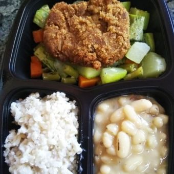 Marmitinha arroz de coco, feijão branco com alecrim, bife veg à milanesa, seleta de legumes