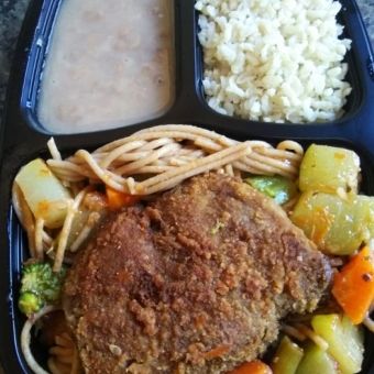 Marmitinha arroz integral, feijão, macarrão com legumes, frango Veg à milanesa