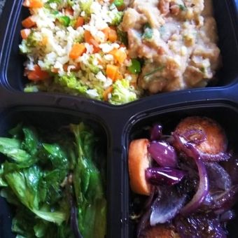 Marmitinha arroz  colorido, tutu de feijão, Calabresa acebolada, Escarola refogada