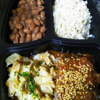 Marmitinha arroz integral, feijão, rocambole recheado, repolho refogado