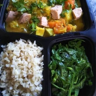 Marmitinha arroz branco, puchero, couve, farofa