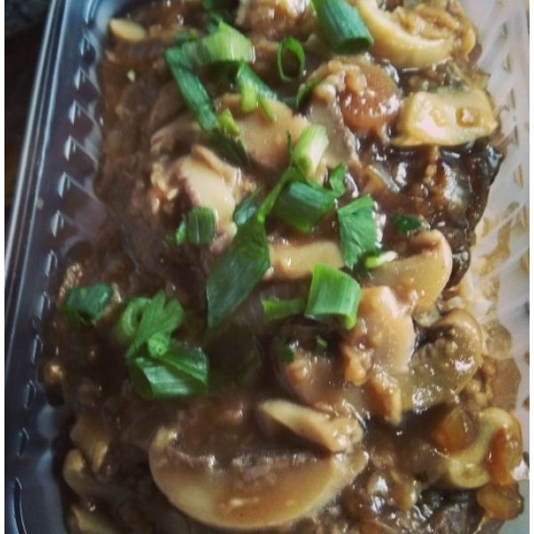 Carne em tiras ao vinho tinto com shitake