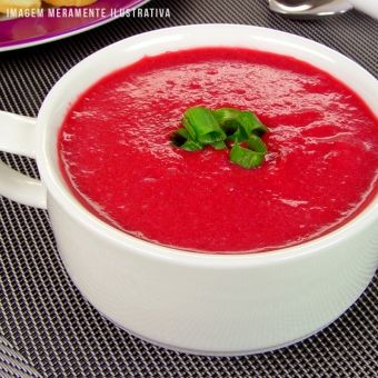 Gaspacho de beterraba com tomates